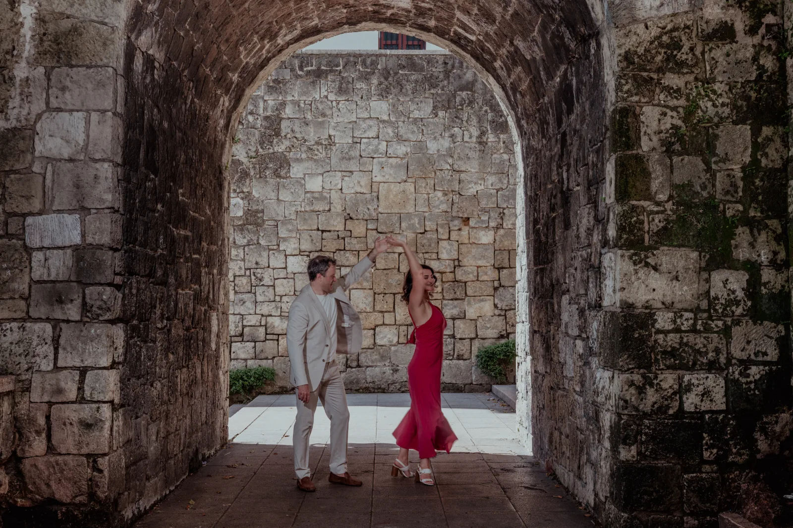 Pareja caminando por la Calle Las Damas durante una propuesta de matrimonio en la Zona Colonial
