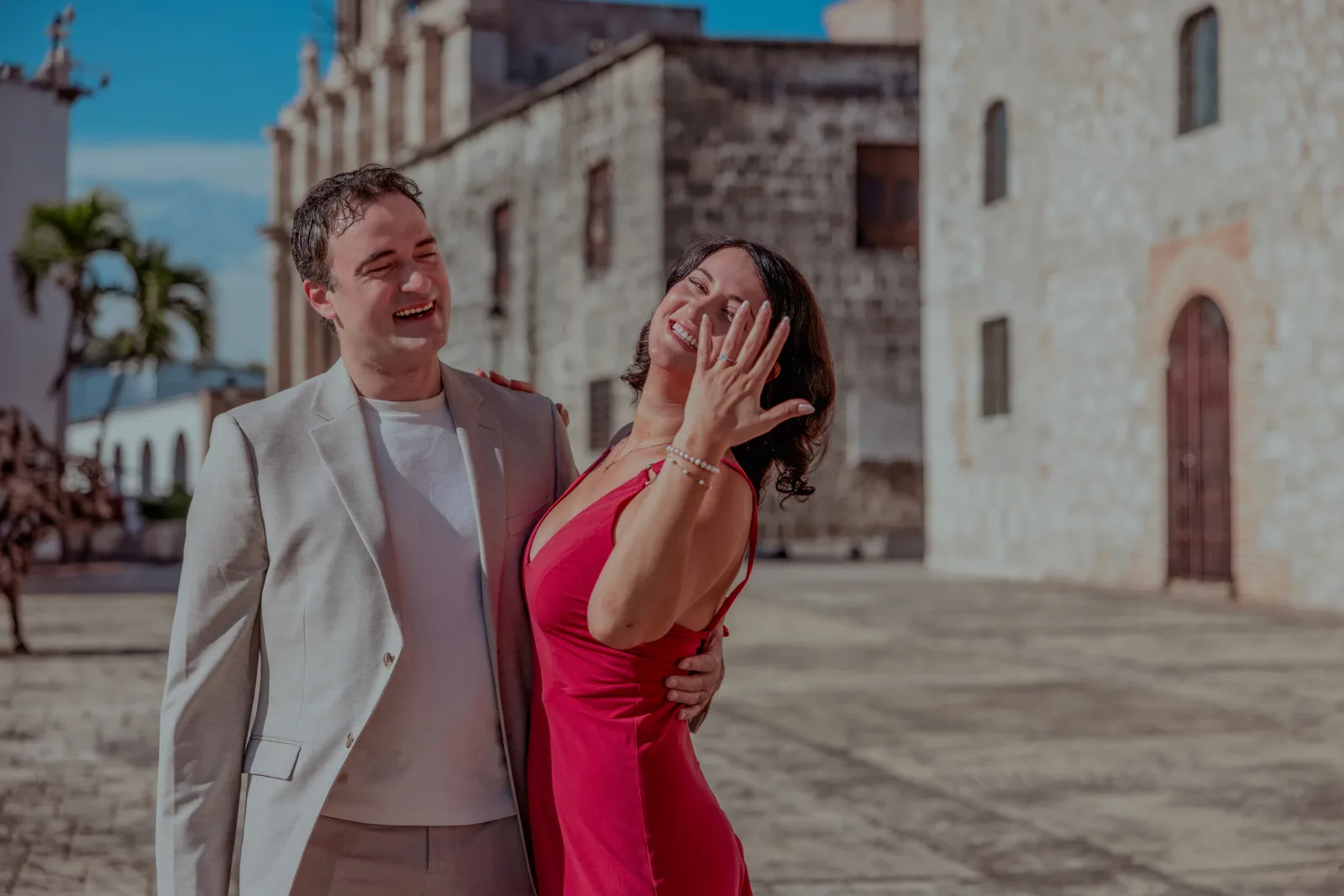 Fotógrafo oculto con teleobjetivo cubriendo una propuesta de matrimonio en la Zona Colonial