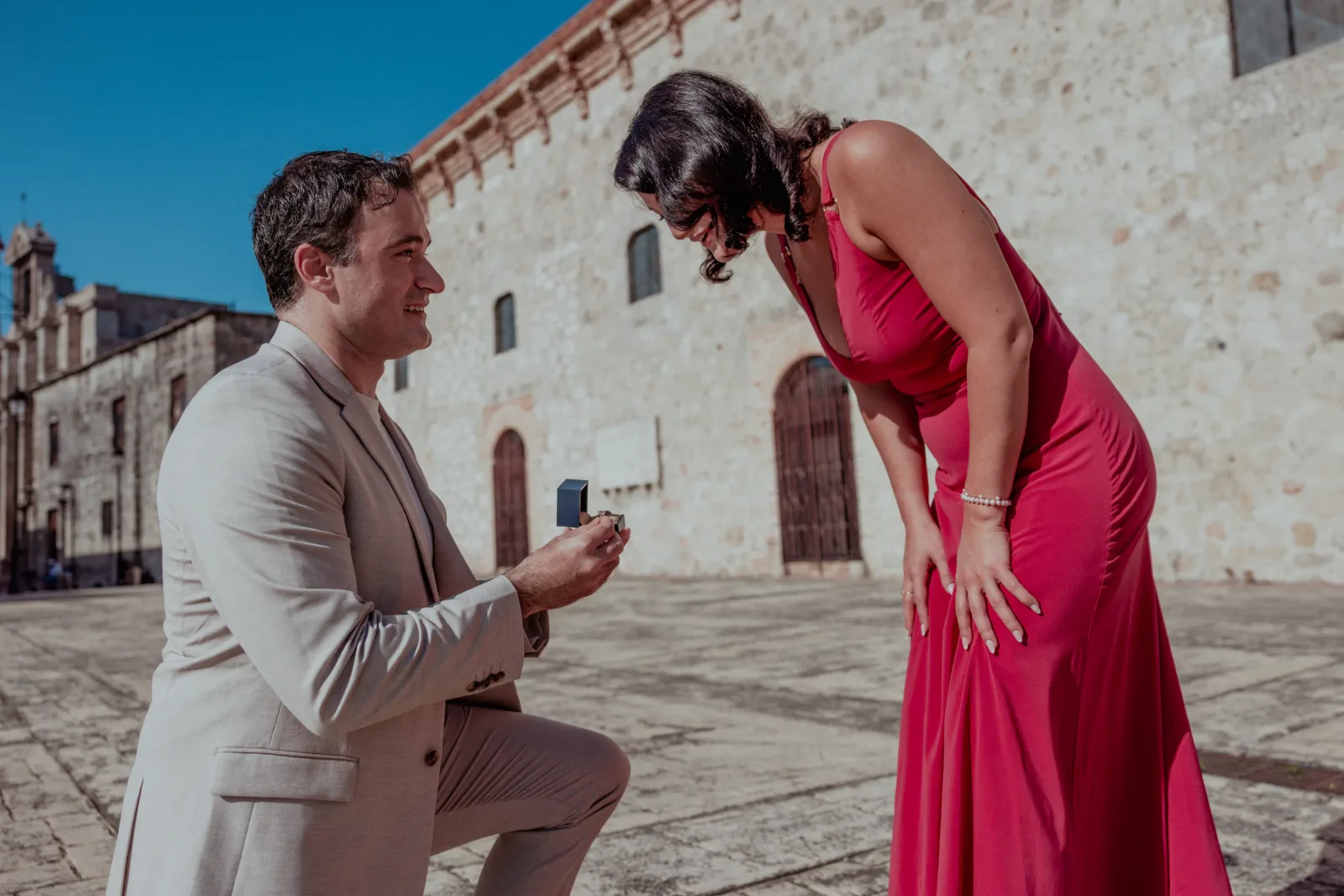 Pareja abrazada tras la propuesta de matrimonio en el Alcázar de Colón