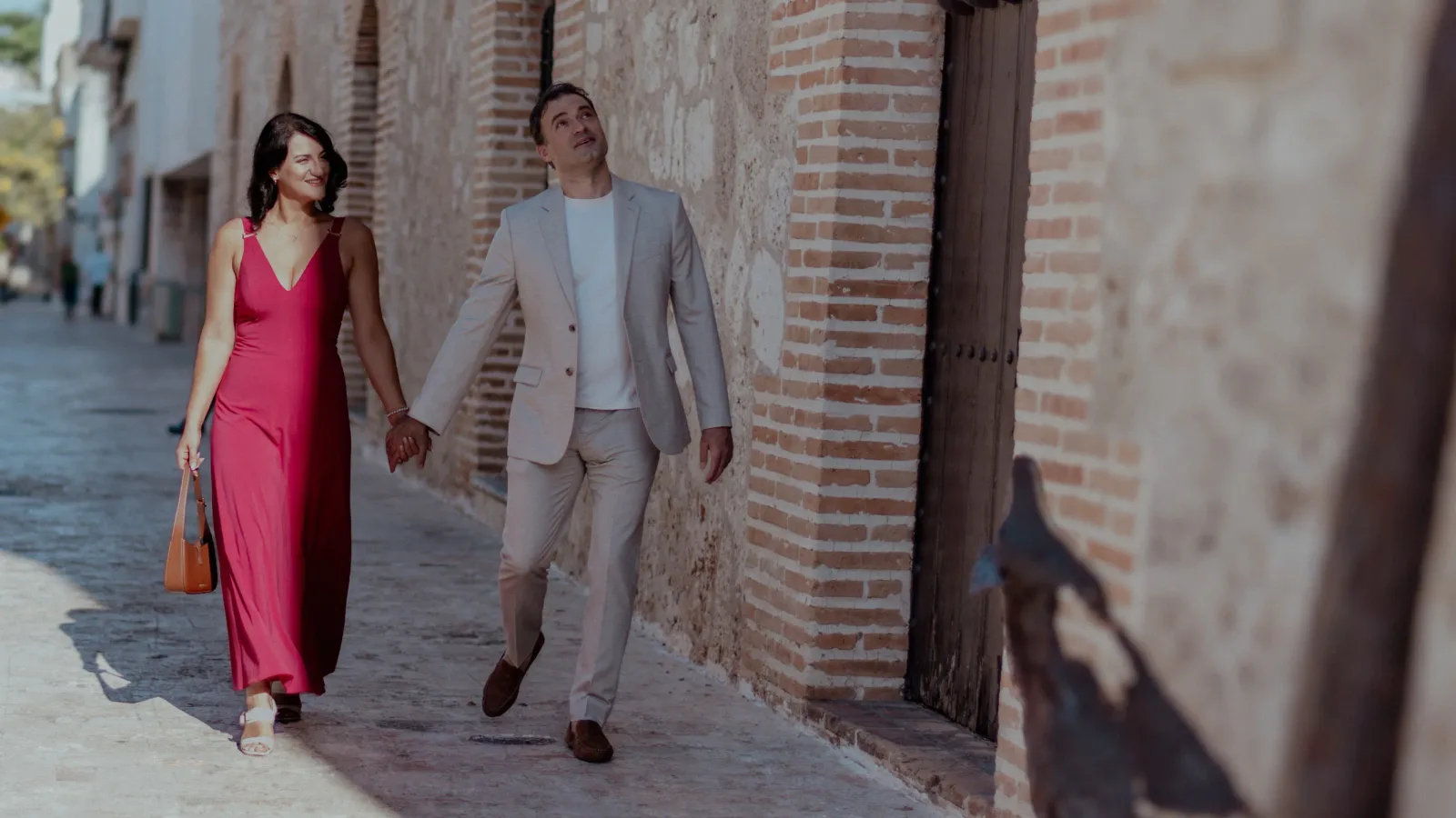 Retrato de pareja recién comprometida en las murallas coloniales de Santo Domingo